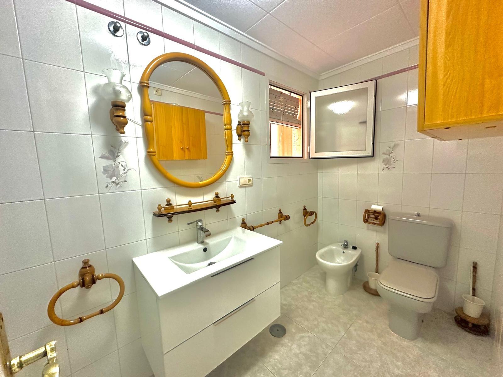 For sale - 3 Bedroom 2 Bathroom Apartment in Torrevieja - Centro  - Alicante