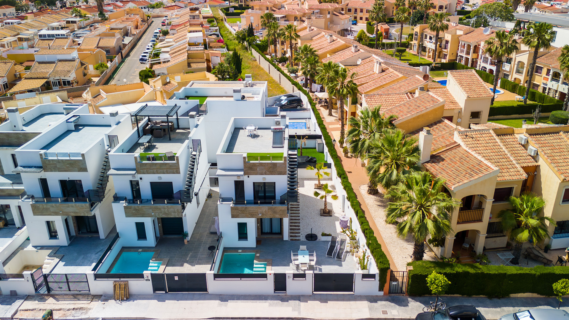 For sale - 3 Bedroom 3 Bathroom Villa in Torrevieja - Costa Blanca  - Alicante