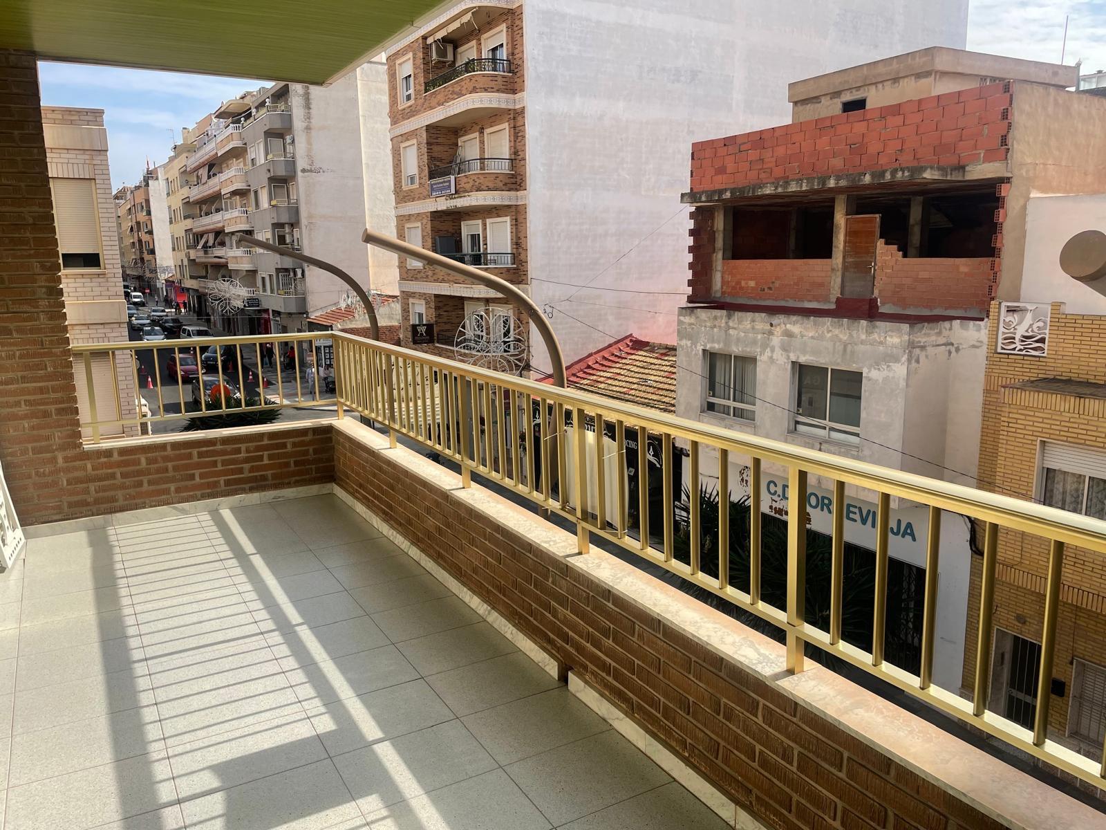 For sale - 4 Bedroom 2 Bathroom Apartment in Torrevieja - Centro  - Alicante