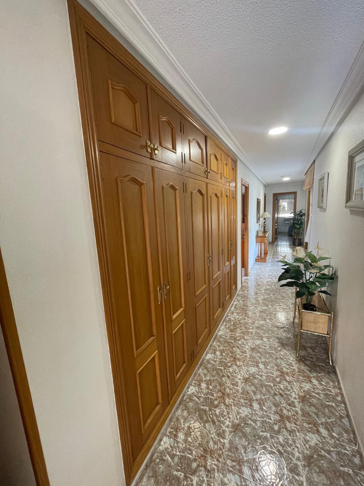 For sale - 4 Bedroom 2 Bathroom Apartment in Torrevieja - Centro  - Alicante