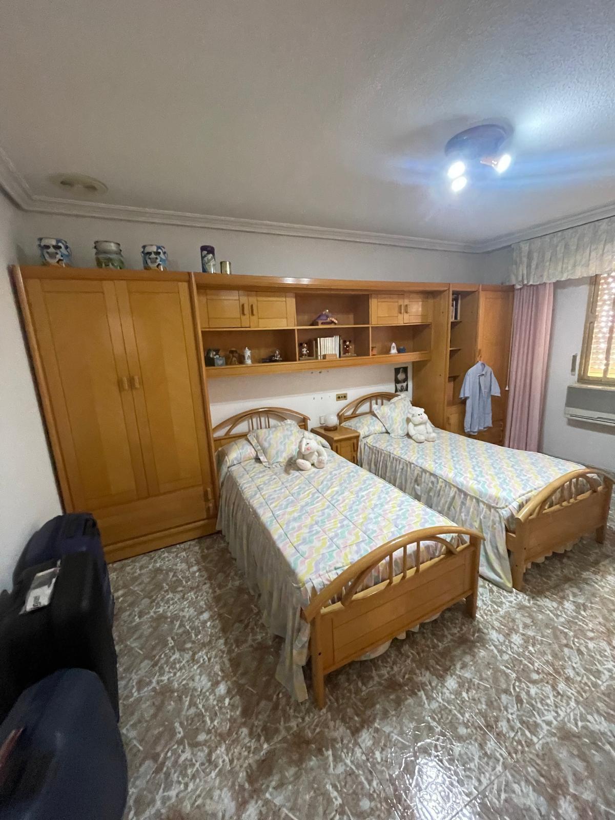 For sale - 4 Bedroom 2 Bathroom Apartment in Torrevieja - Centro  - Alicante