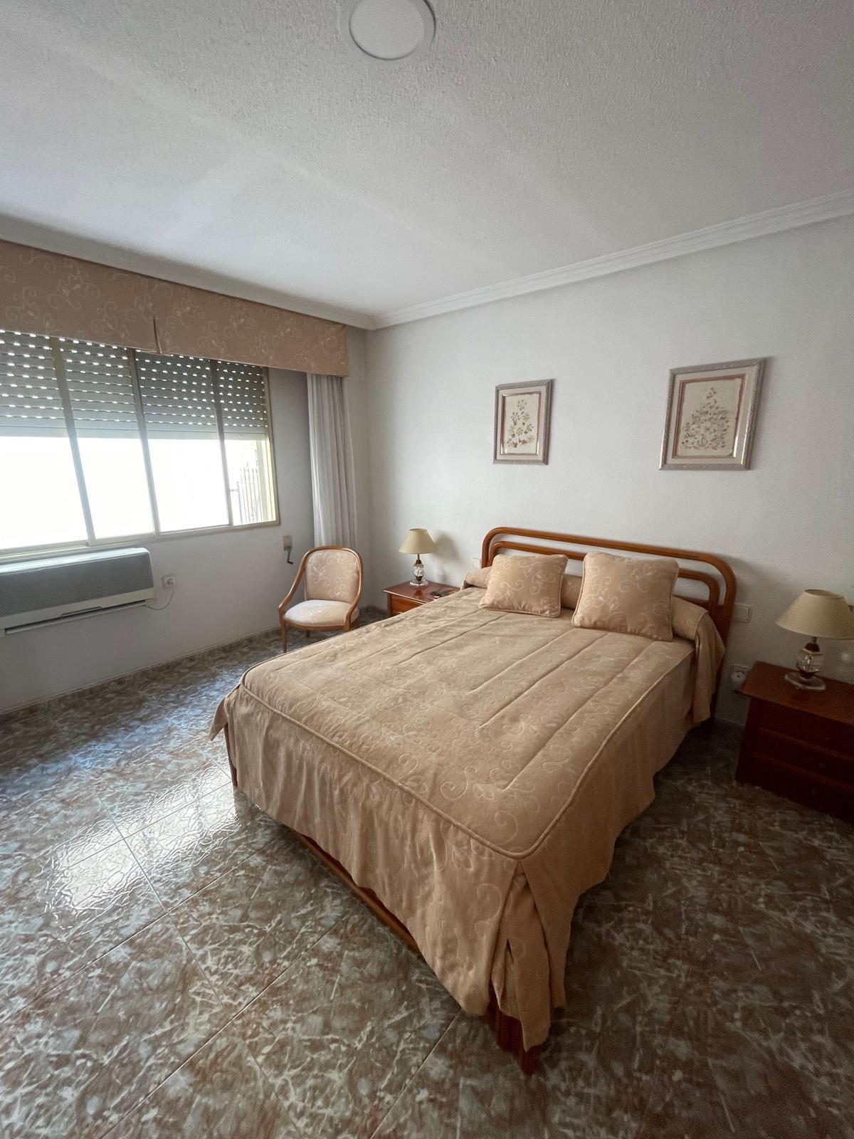 For sale - 4 Bedroom 2 Bathroom Apartment in Torrevieja - Centro  - Alicante