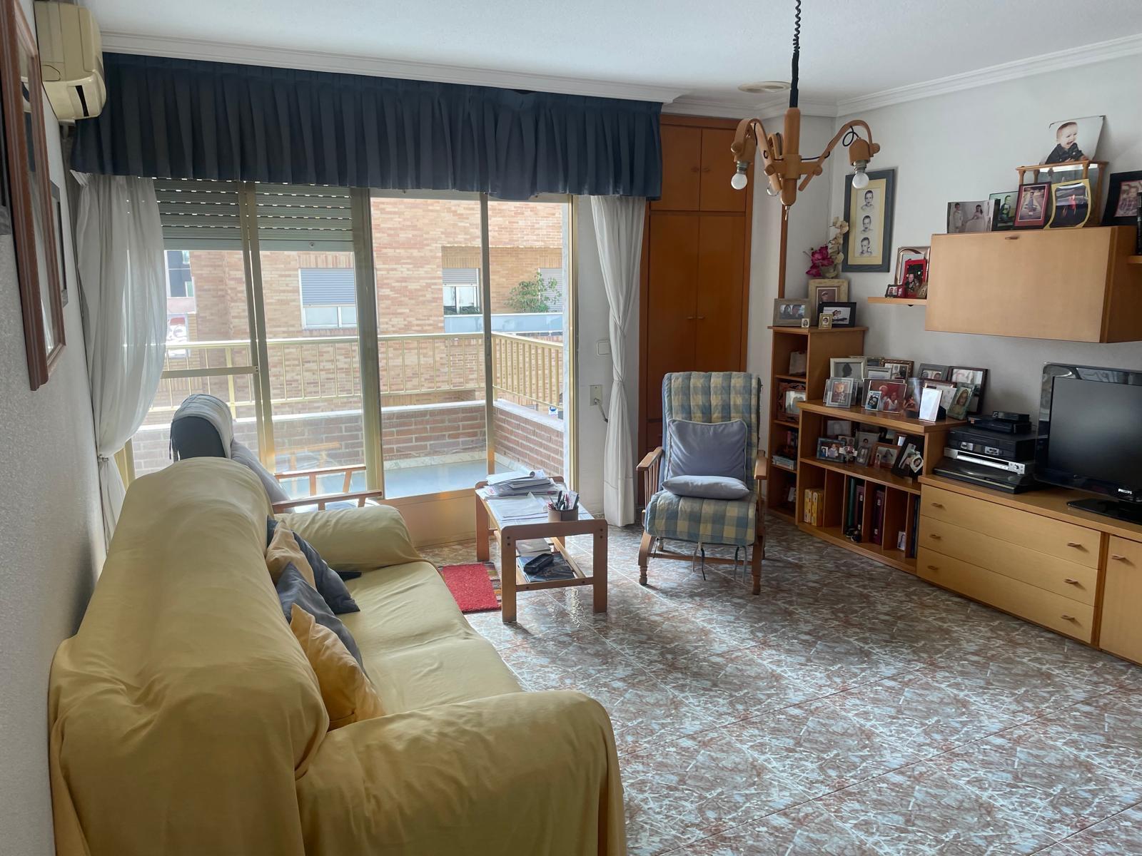 For sale - 4 Bedroom 2 Bathroom Apartment in Torrevieja - Centro  - Alicante