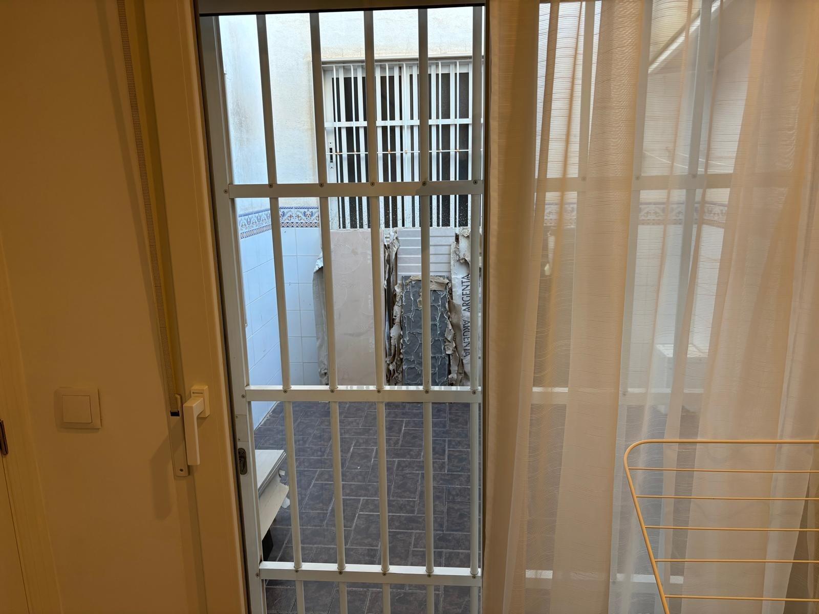 For sale - 3 Bedroom 2 Bathroom Apartment in Torrevieja - Centro  - Alicante