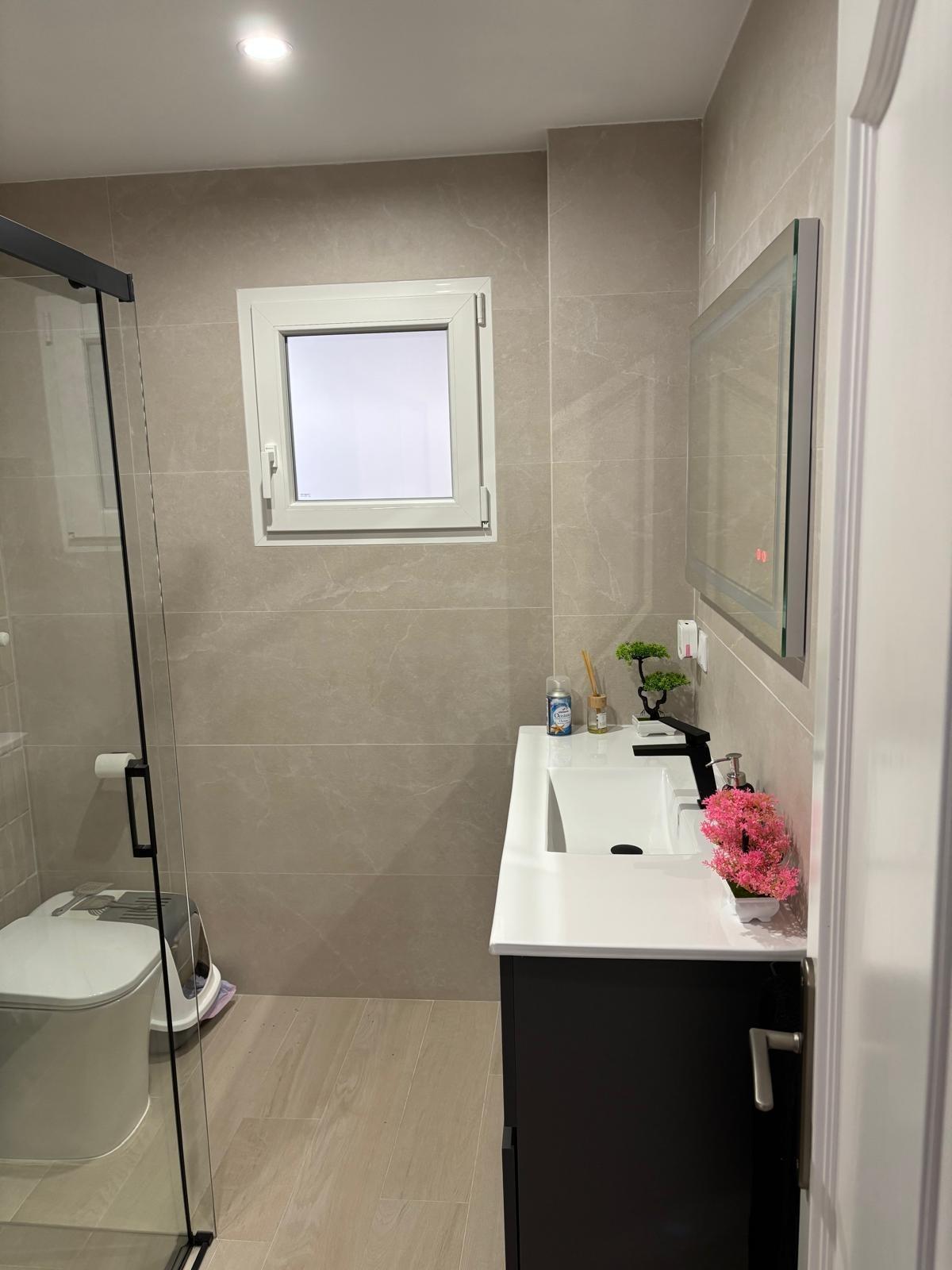 For sale - 3 Bedroom 2 Bathroom Apartment in Torrevieja - Centro  - Alicante