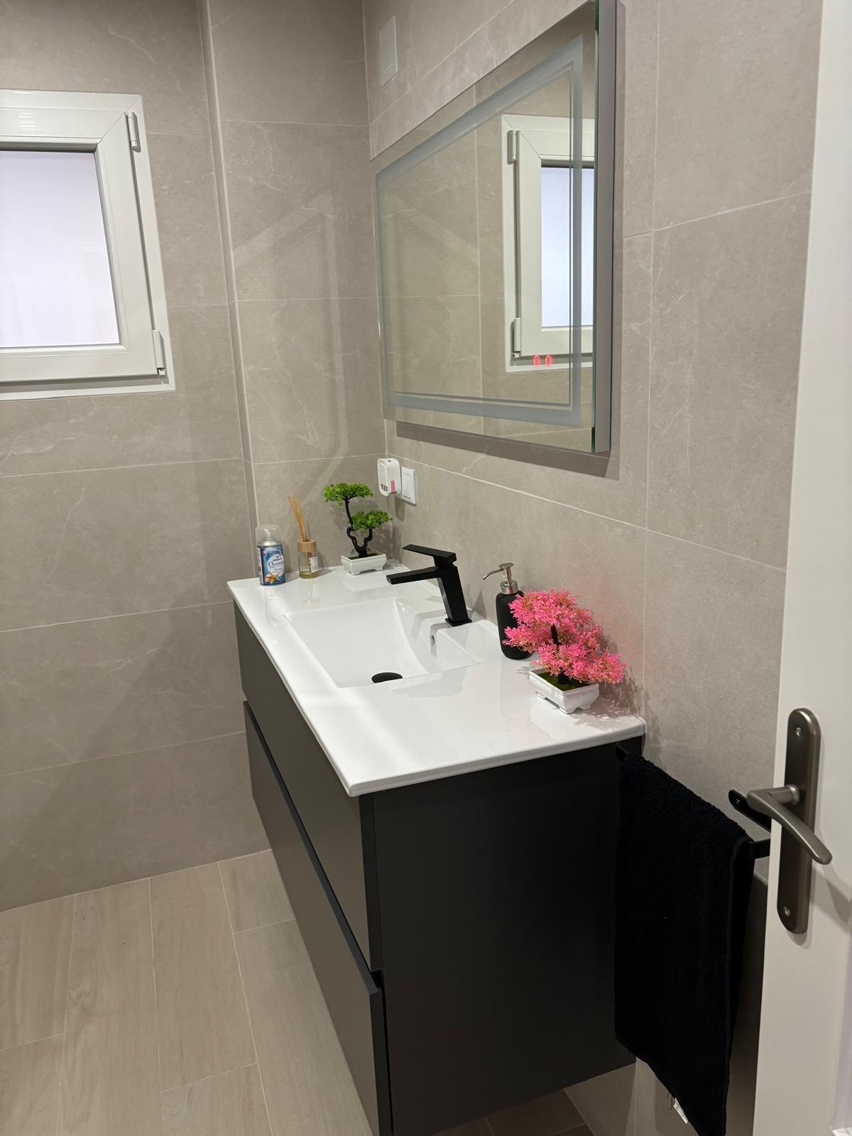 For sale - 3 Bedroom 2 Bathroom Apartment in Torrevieja - Centro  - Alicante