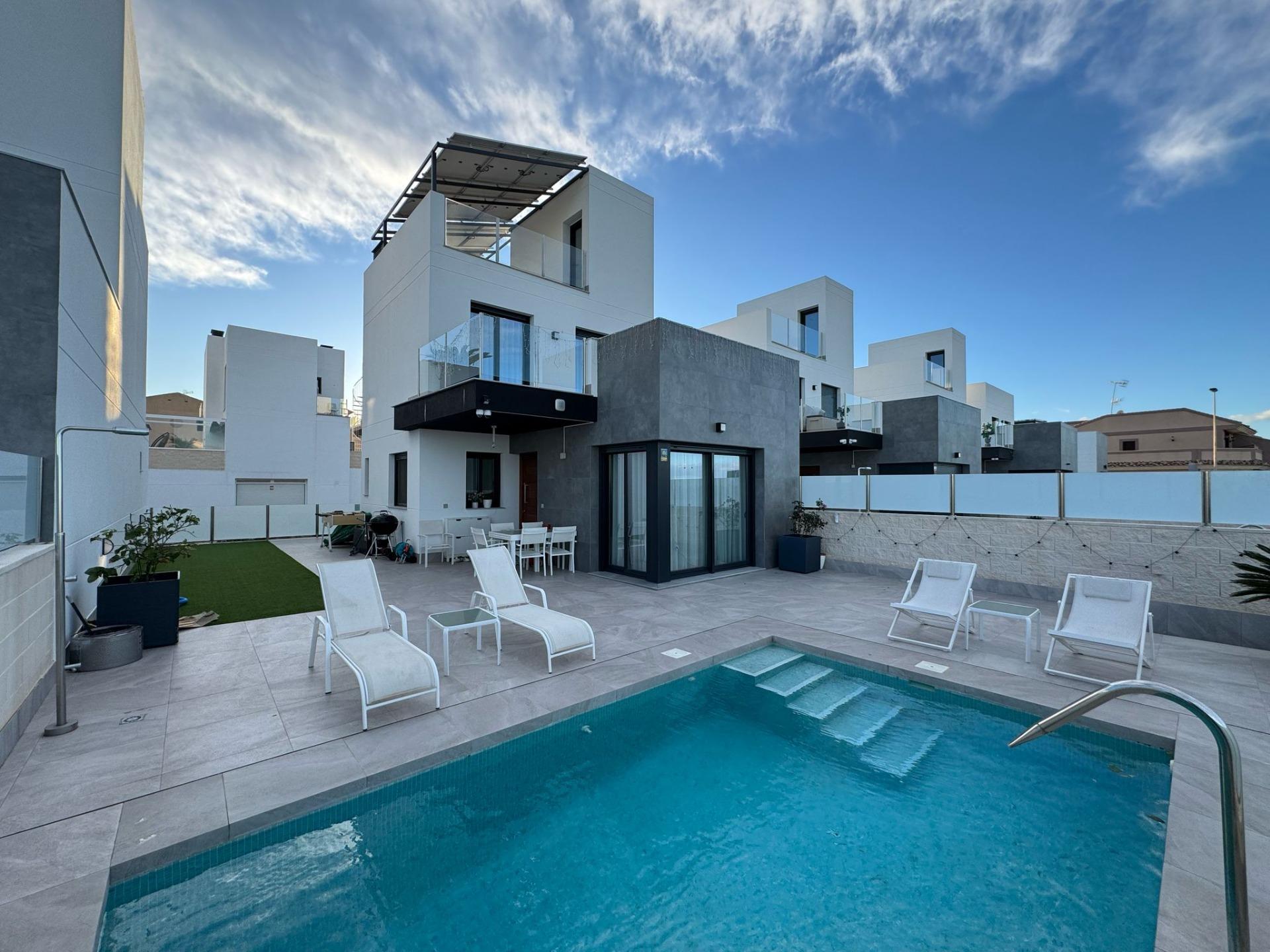 For sale - 3 Bedroom 3 Bathroom Villa in Torrevieja - Los Balcones - Los Altos Del Edén  - Alicante