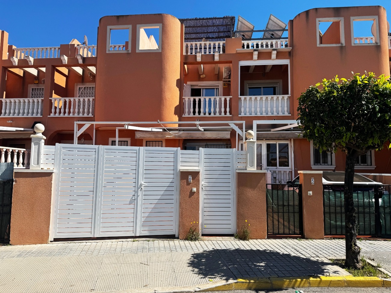 For sale - 3 Bedroom 1 Bathroom Town House in Torrevieja -  - Alicante