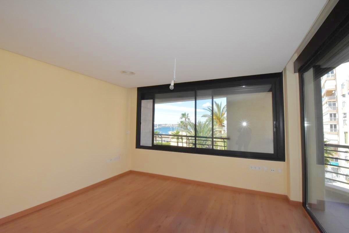 For sale - 3 Bedroom 2 Bathroom Apartment in Torrevieja - Centro - Muelle Pesquero  - Alicante