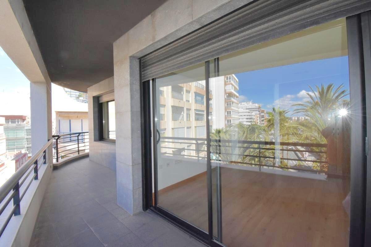 For sale - 3 Bedroom 2 Bathroom Apartment in Torrevieja - Centro - Muelle Pesquero  - Alicante