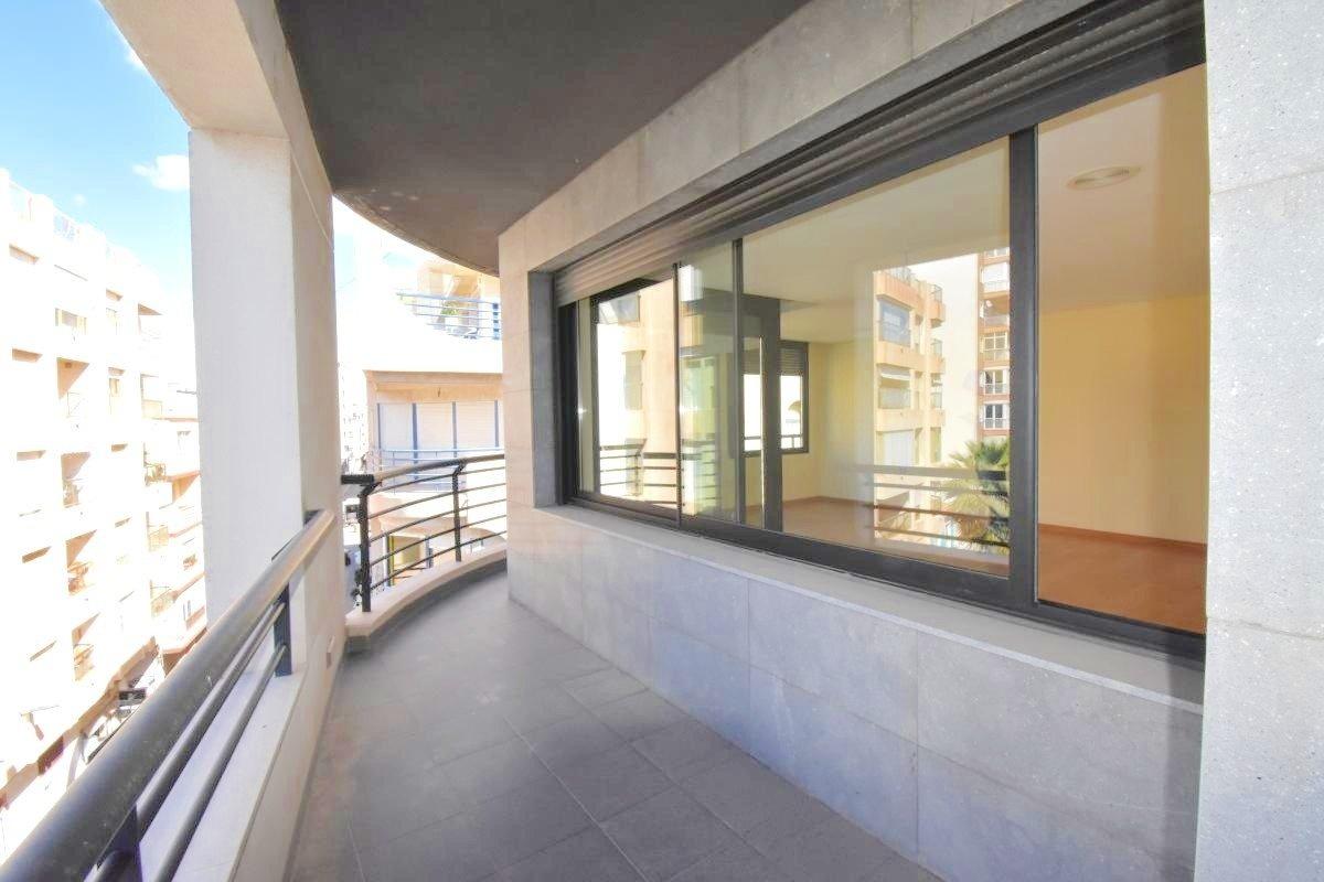 For sale - 3 Bedroom 2 Bathroom Apartment in Torrevieja - Centro - Muelle Pesquero  - Alicante