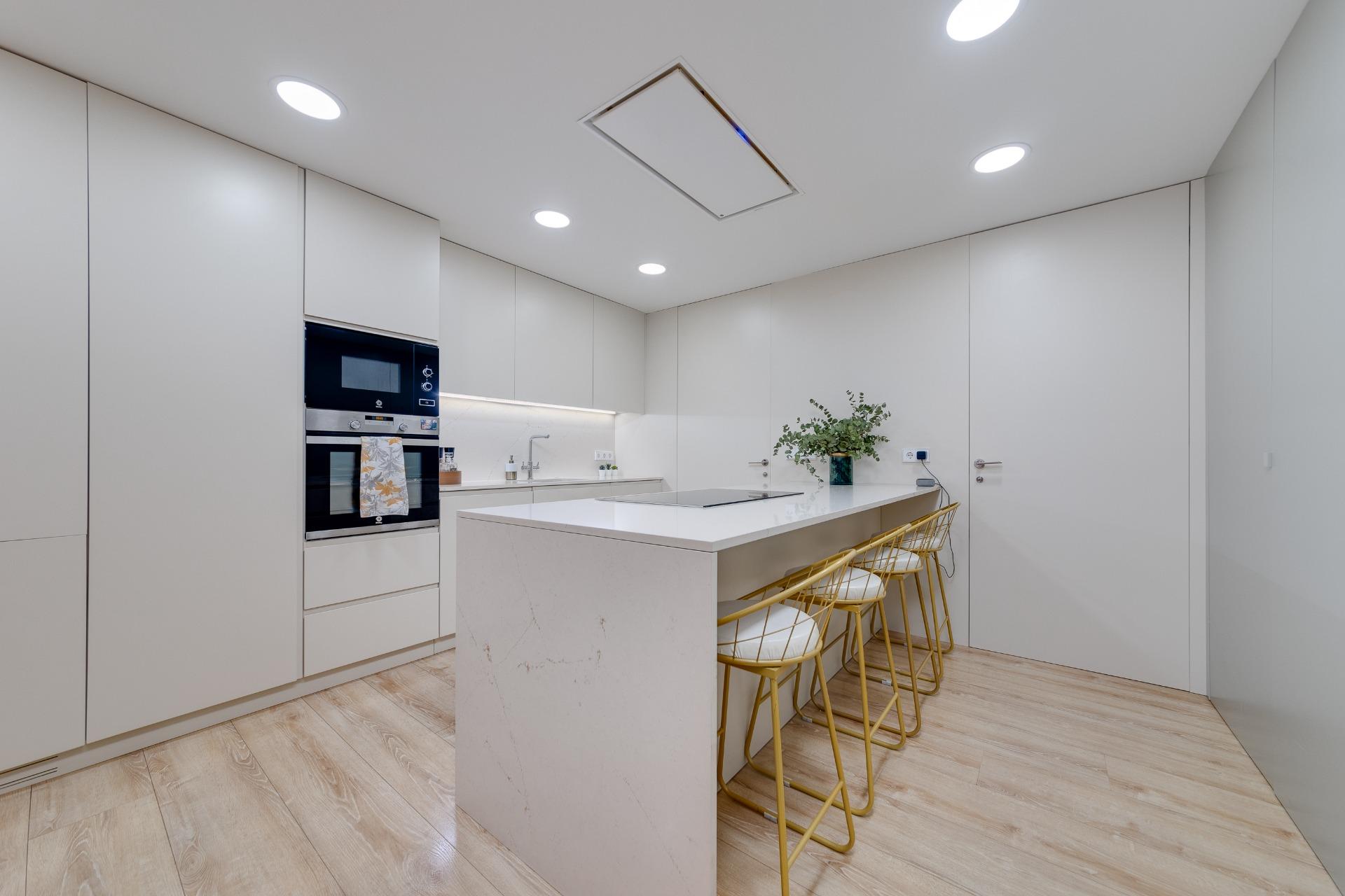For sale - 4 Bedroom 3 Bathroom Apartment in Torrevieja - Playa Del Cura  - Alicante