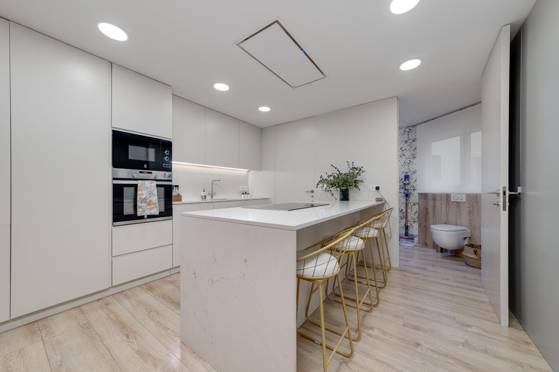 For sale - 4 Bedroom 3 Bathroom Apartment in Torrevieja - Playa Del Cura  - Alicante