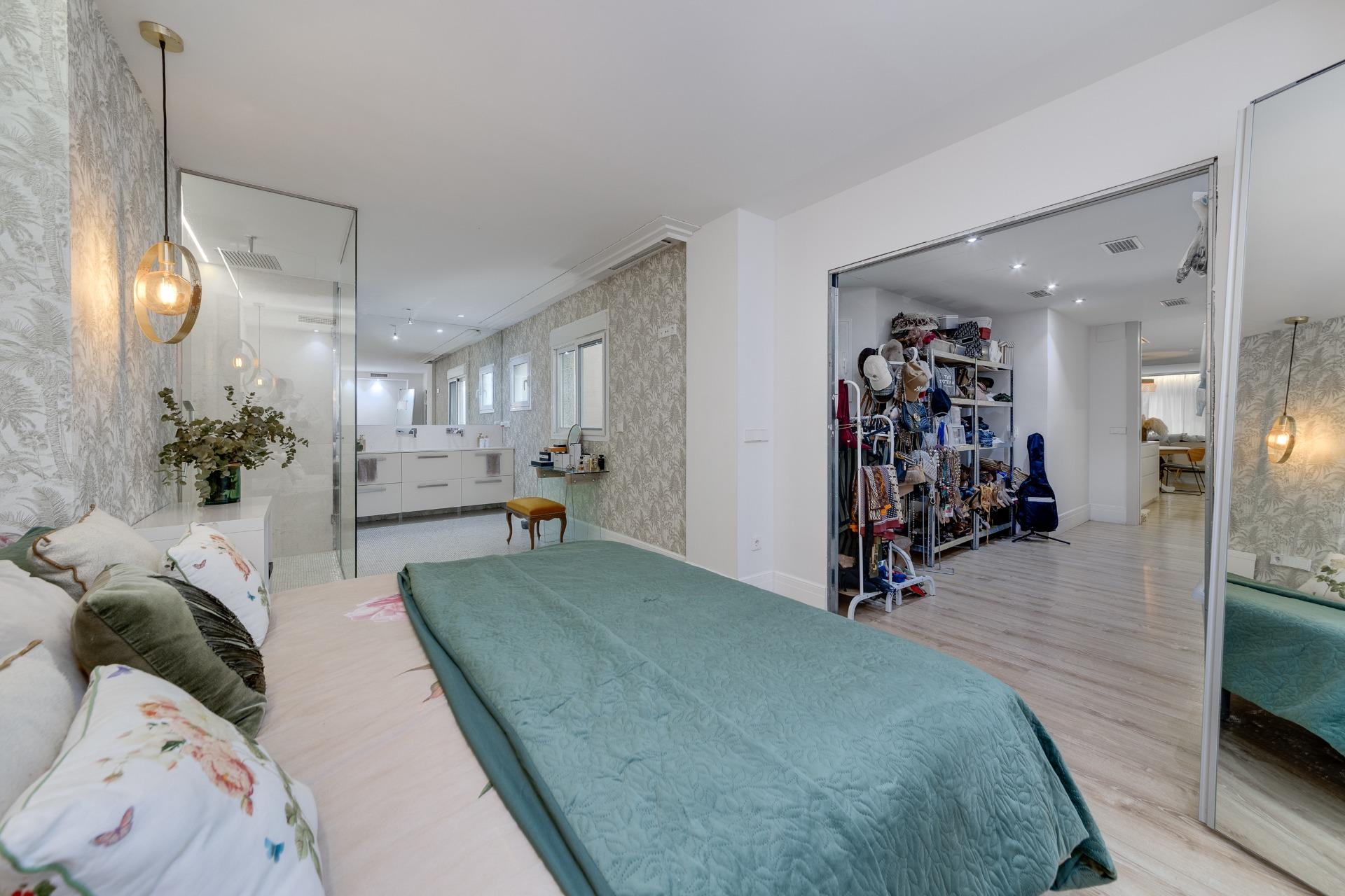 For sale - 4 Bedroom 3 Bathroom Apartment in Torrevieja - Playa Del Cura  - Alicante