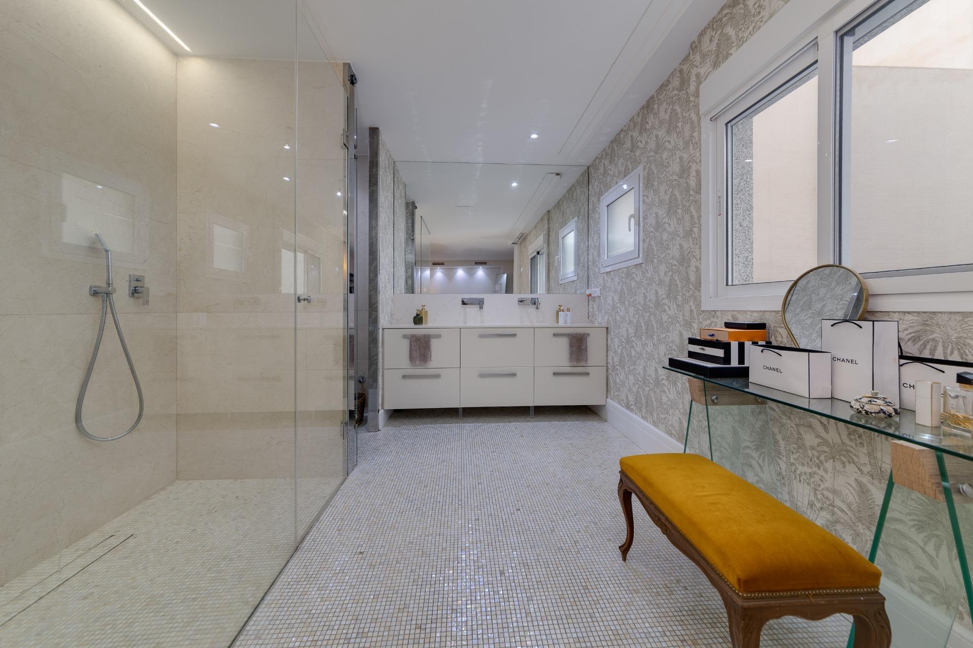 For sale - 4 Bedroom 3 Bathroom Apartment in Torrevieja - Playa Del Cura  - Alicante