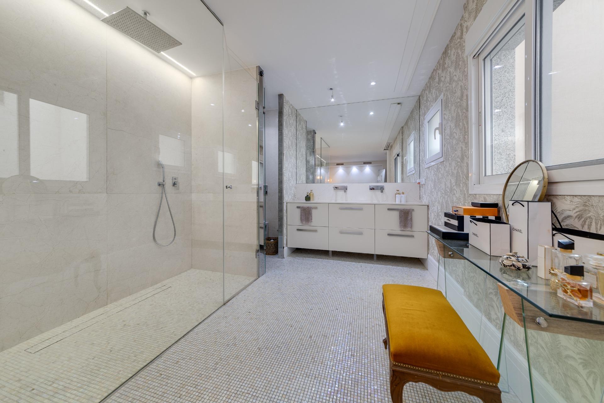 For sale - 4 Bedroom 3 Bathroom Apartment in Torrevieja - Playa Del Cura  - Alicante