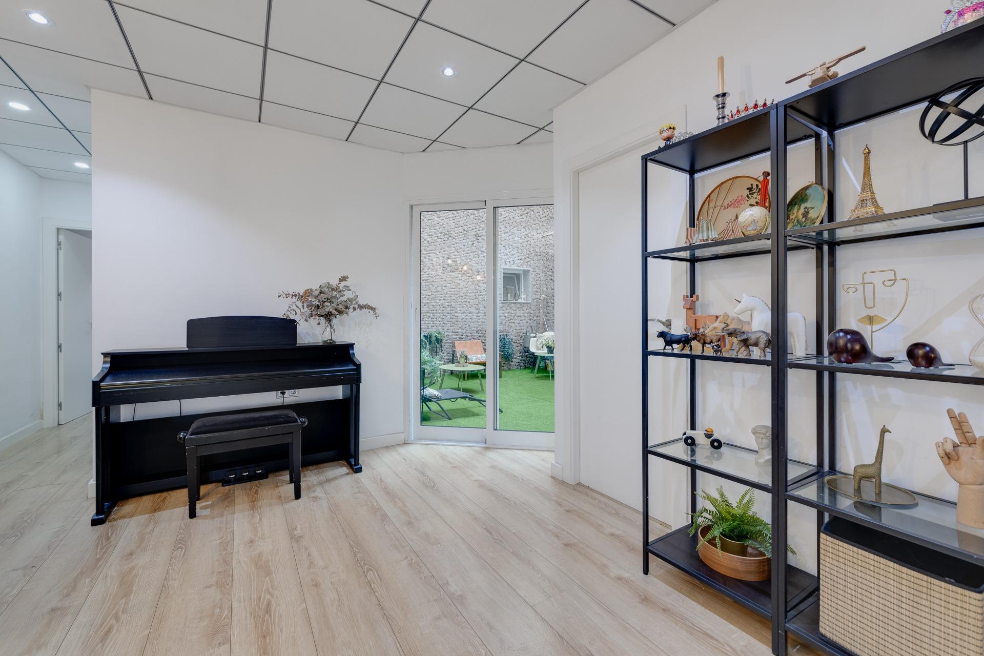 For sale - 4 Bedroom 3 Bathroom Apartment in Torrevieja - Playa Del Cura  - Alicante