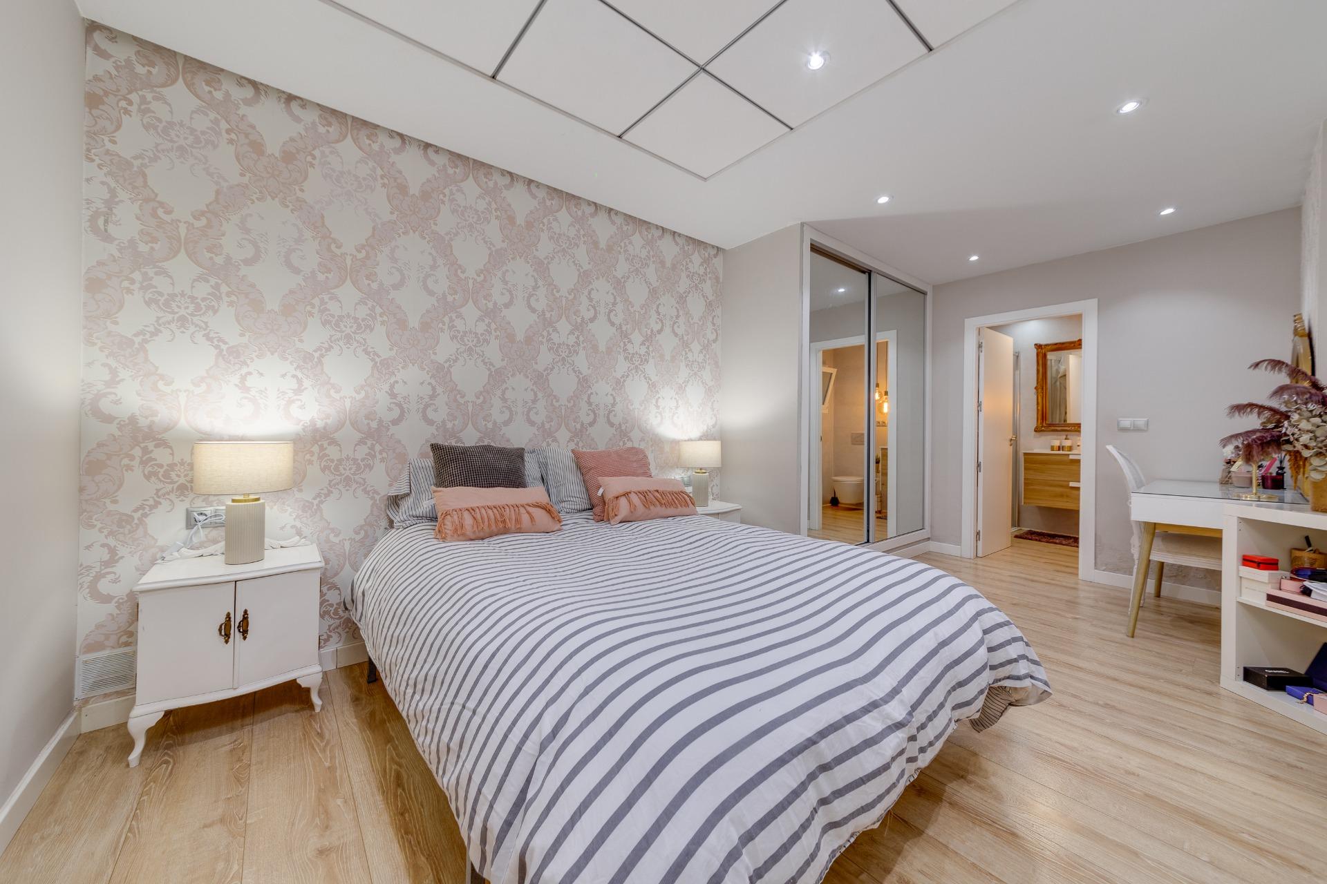 For sale - 4 Bedroom 3 Bathroom Apartment in Torrevieja - Playa Del Cura  - Alicante