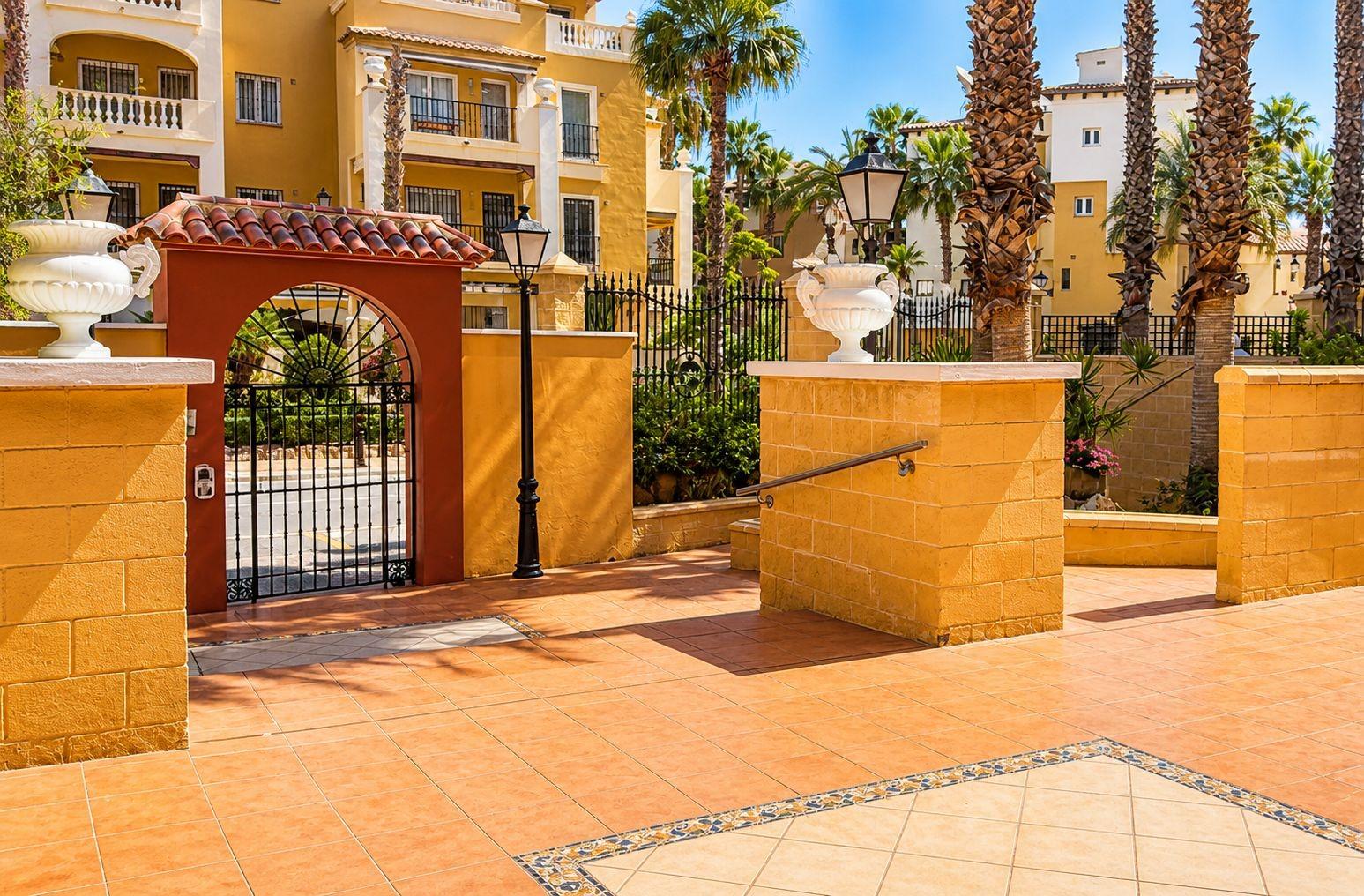 For sale - 3 Bedroom 2 Bathroom Apartment in Torrevieja - Los Frutales  - Alicante