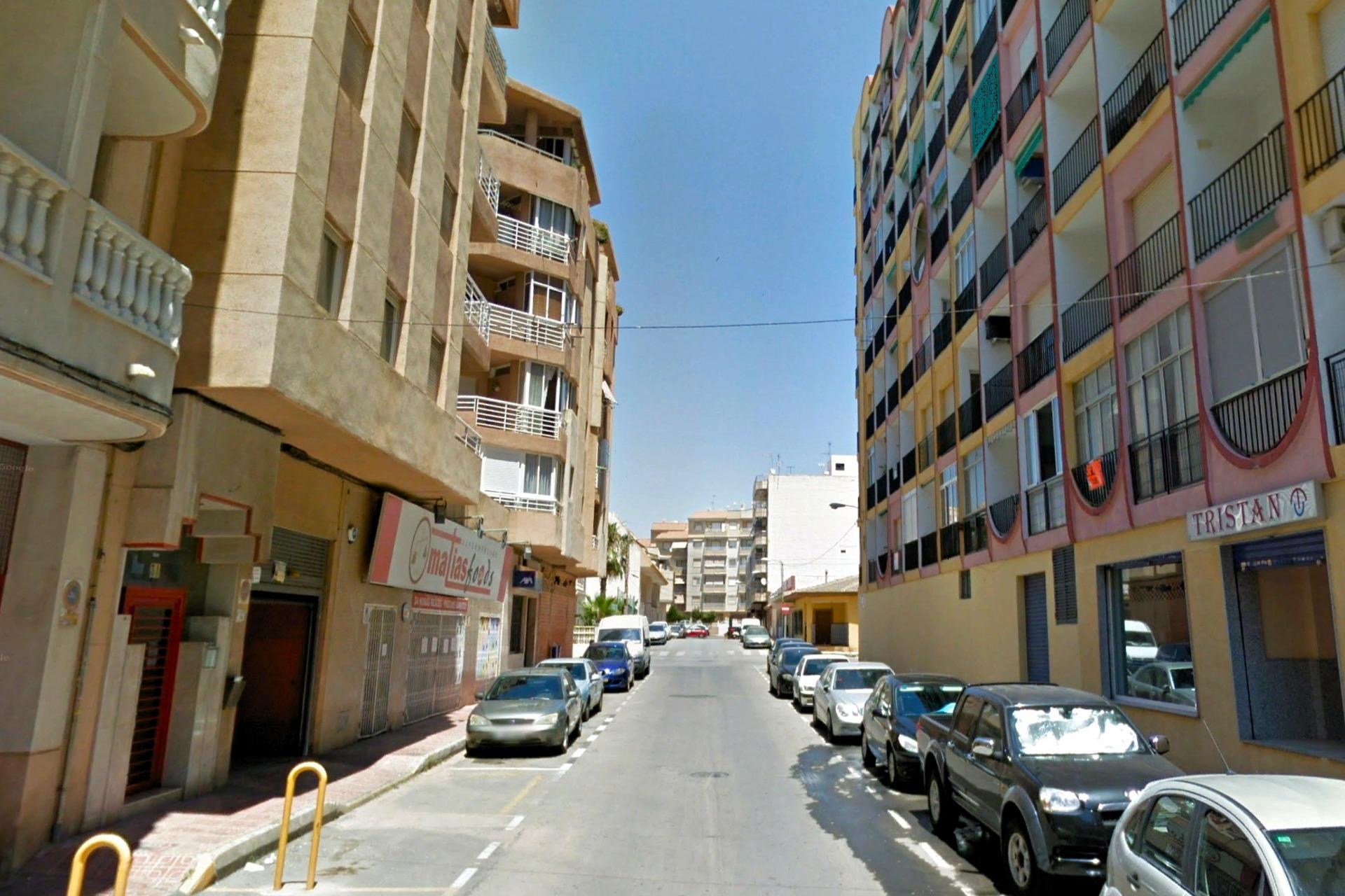For sale - 2 Bedroom 1 Bathroom Apartment in Torrevieja - Curva Del Palangre  - Alicante