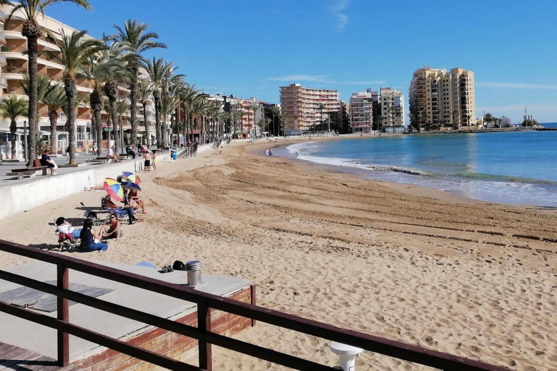 For sale - 2 Bedroom 1 Bathroom Apartment in Torrevieja - Curva Del Palangre  - Alicante