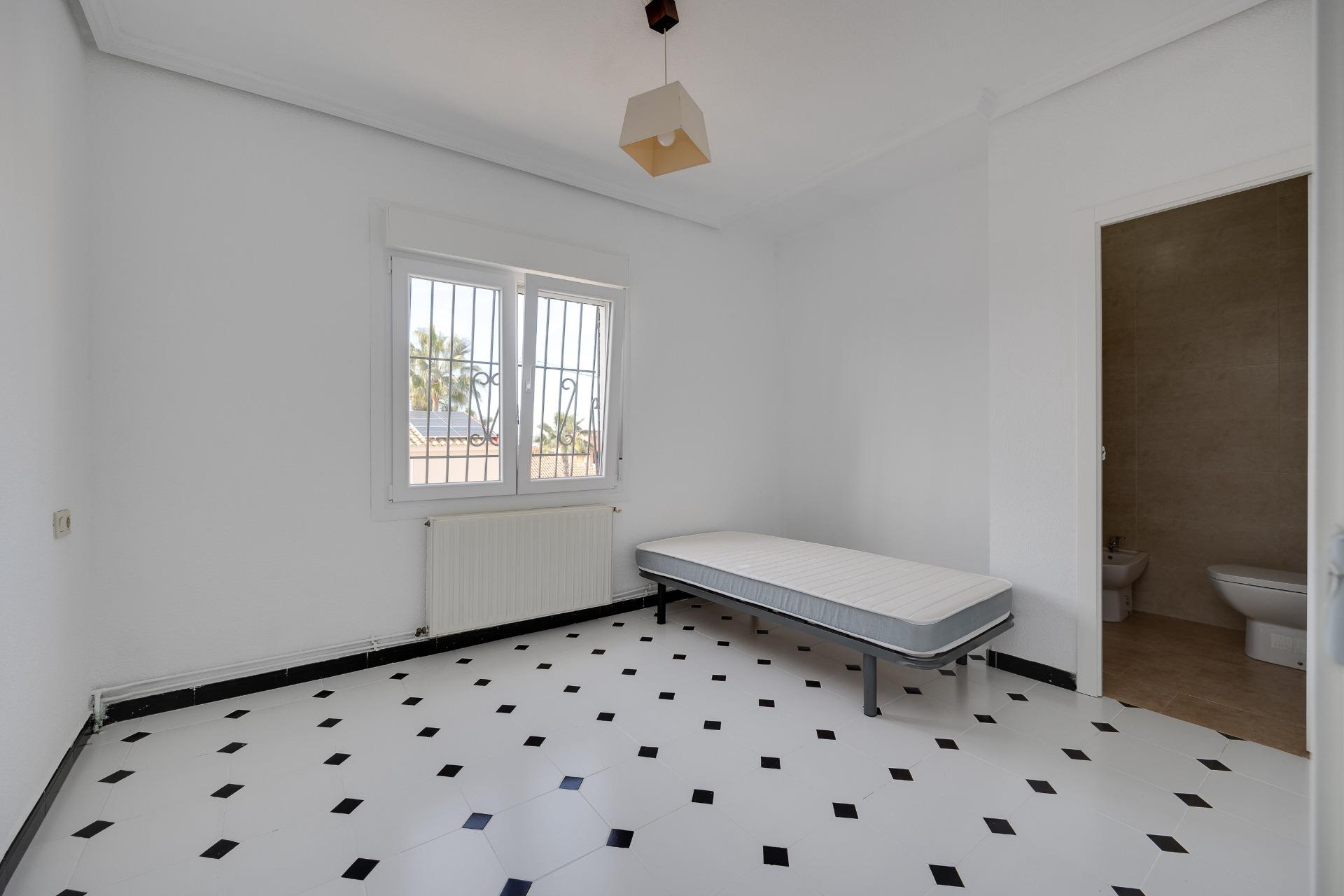For sale - 3 Bedroom 3 Bathroom Villa in Torrevieja - La Siesta - El Salado - Torreta  - Alicante