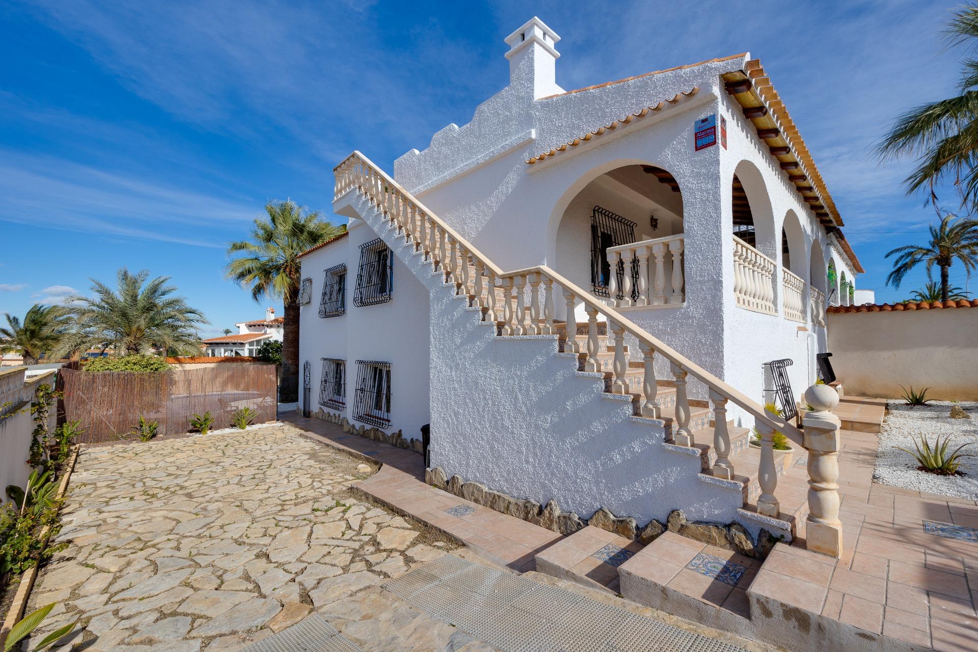 For sale - 3 Bedroom 3 Bathroom Villa in Torrevieja - La Siesta - El Salado - Torreta  - Alicante