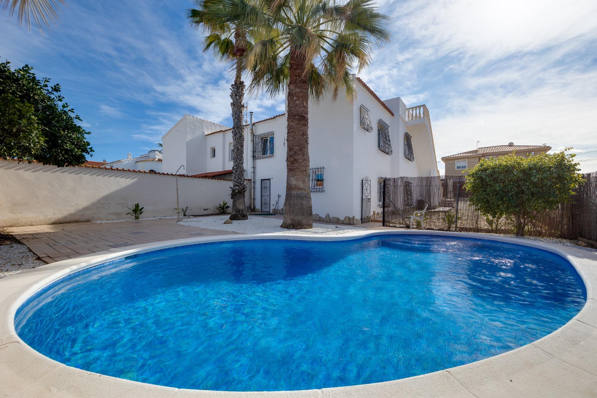 For sale - 3 Bedroom 3 Bathroom Villa in Torrevieja - La Siesta - El Salado - Torreta  - Alicante