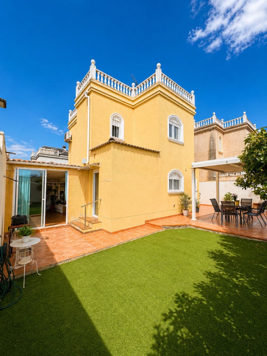 For sale - 3 Bedroom 2 Bathroom Villa in Torrevieja - Costa Blanca  - Alicante