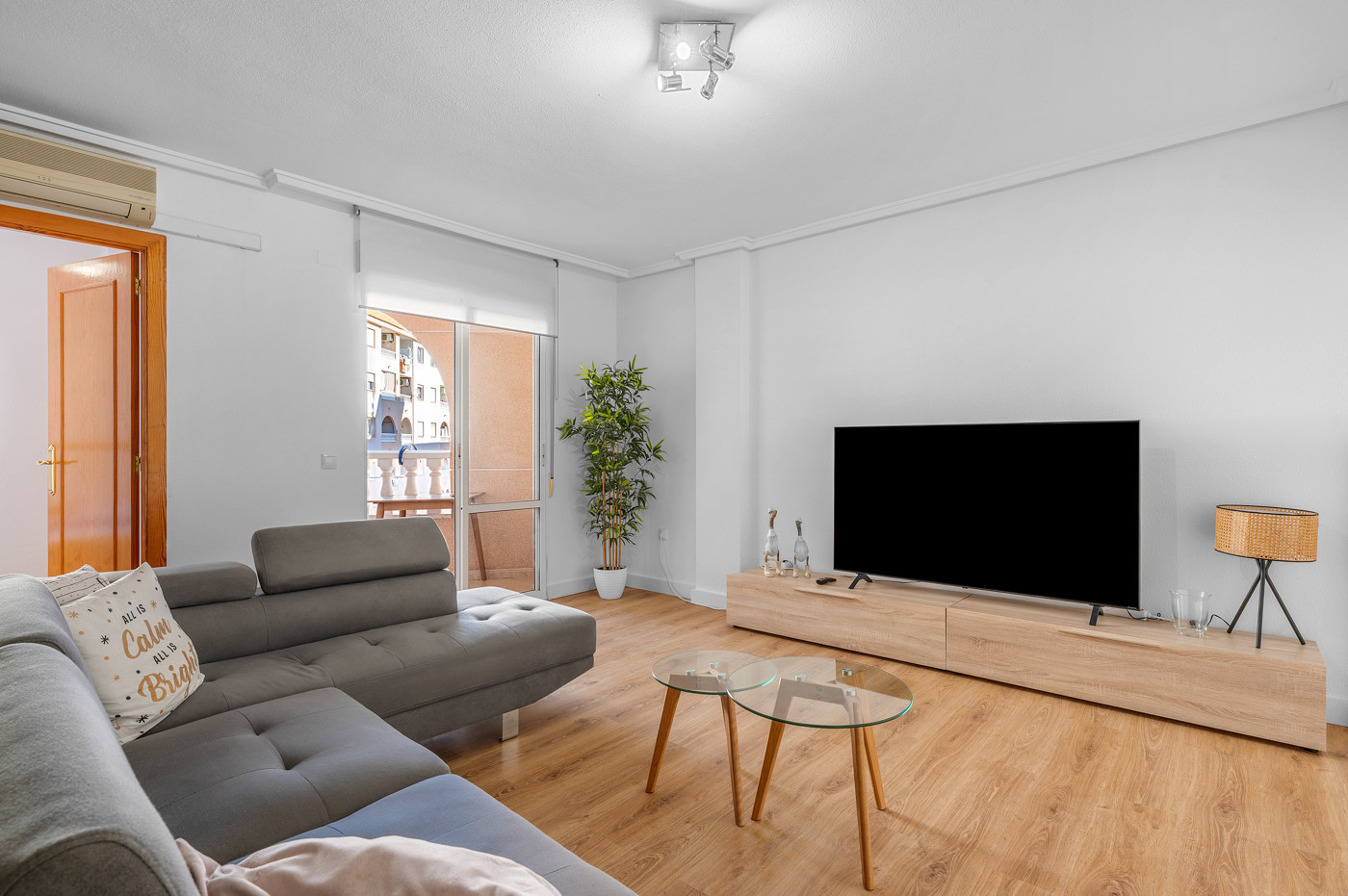 For sale - 3 Bedroom 2 Bathroom Apartment in Torrevieja - Costa Blanca  - Alicante
