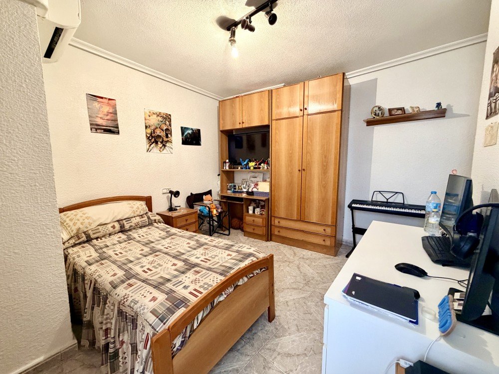 For sale - 6 Bedroom 2 Bathroom Apartment in Torrevieja - Costa Blanca  - Alicante
