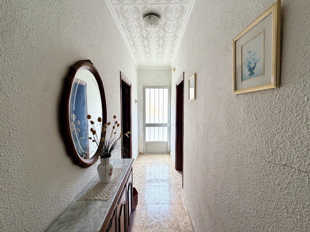 For sale - 6 Bedroom 2 Bathroom Apartment in Torrevieja - Costa Blanca  - Alicante