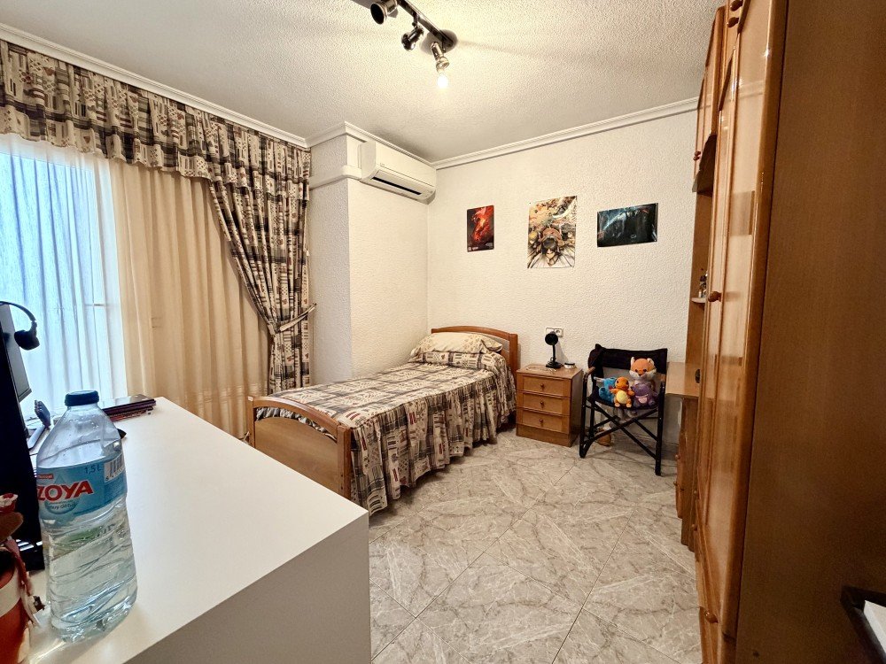 For sale - 6 Bedroom 2 Bathroom Apartment in Torrevieja - Costa Blanca  - Alicante