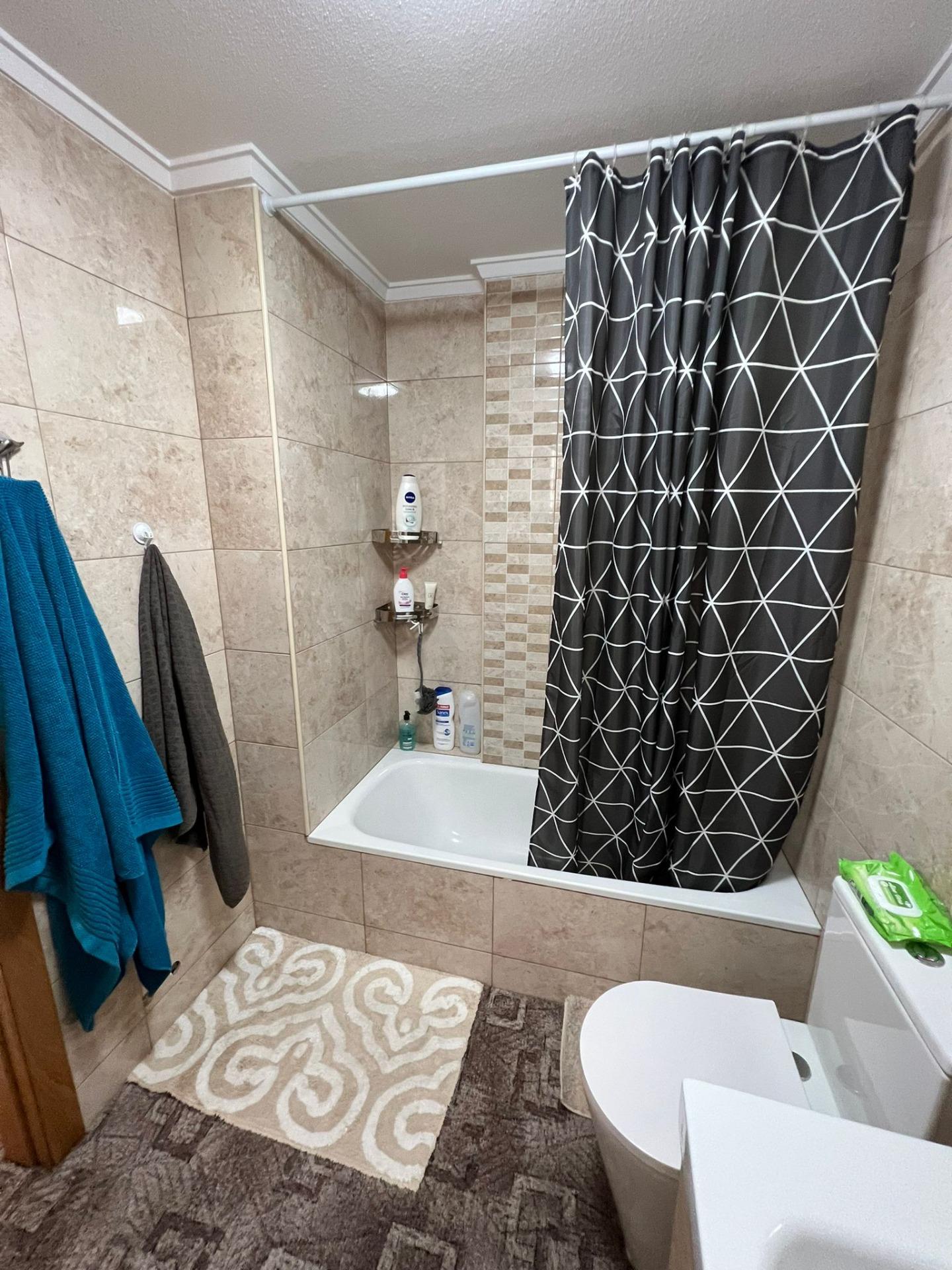 For sale - 3 Bedroom 2 Bathroom Apartment in Torrevieja - Centro  - Alicante