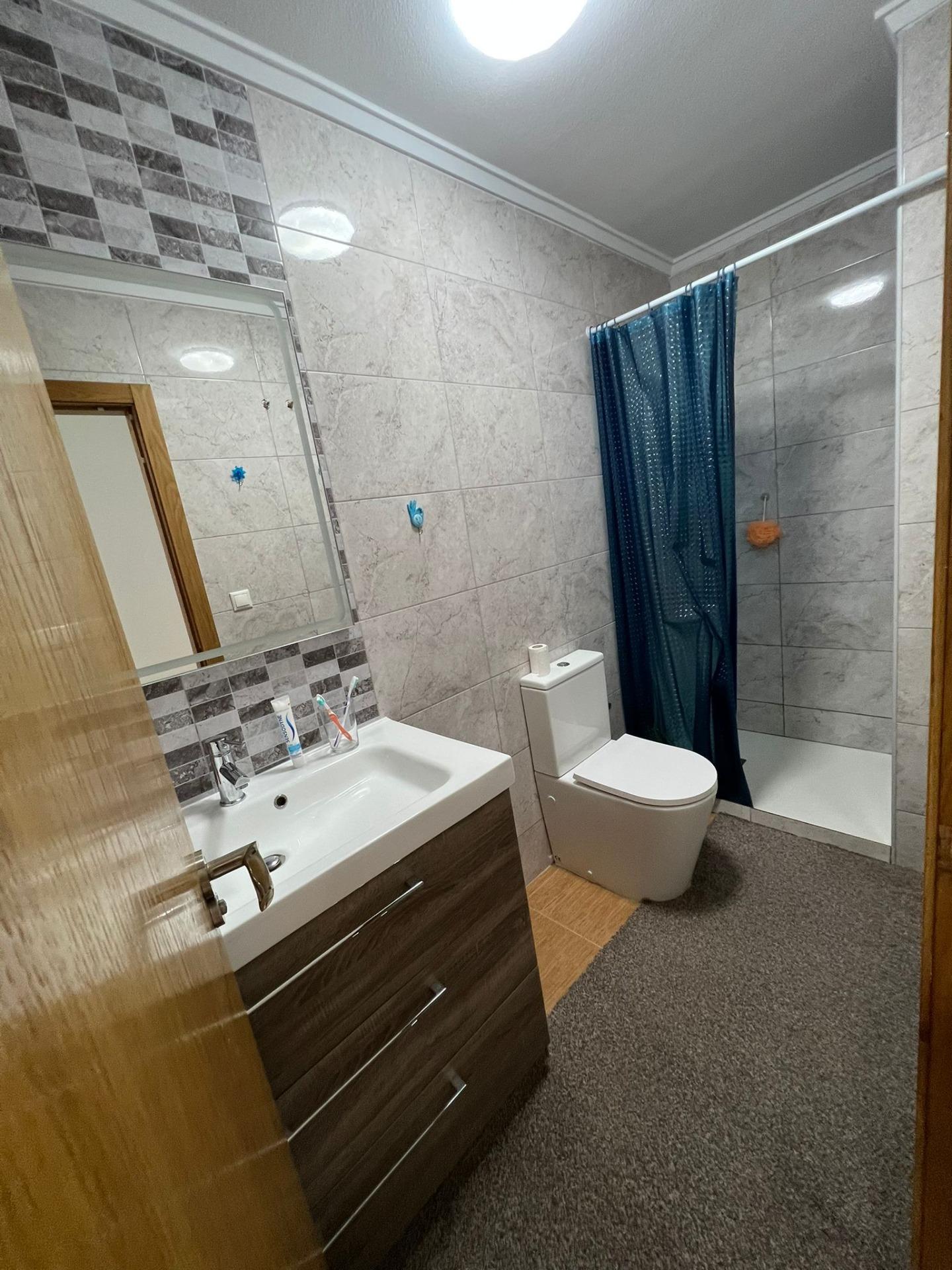For sale - 3 Bedroom 2 Bathroom Apartment in Torrevieja - Centro  - Alicante