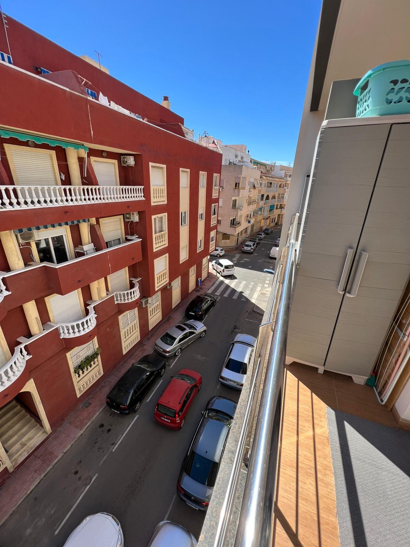 For sale - 3 Bedroom 2 Bathroom Apartment in Torrevieja - Centro  - Alicante
