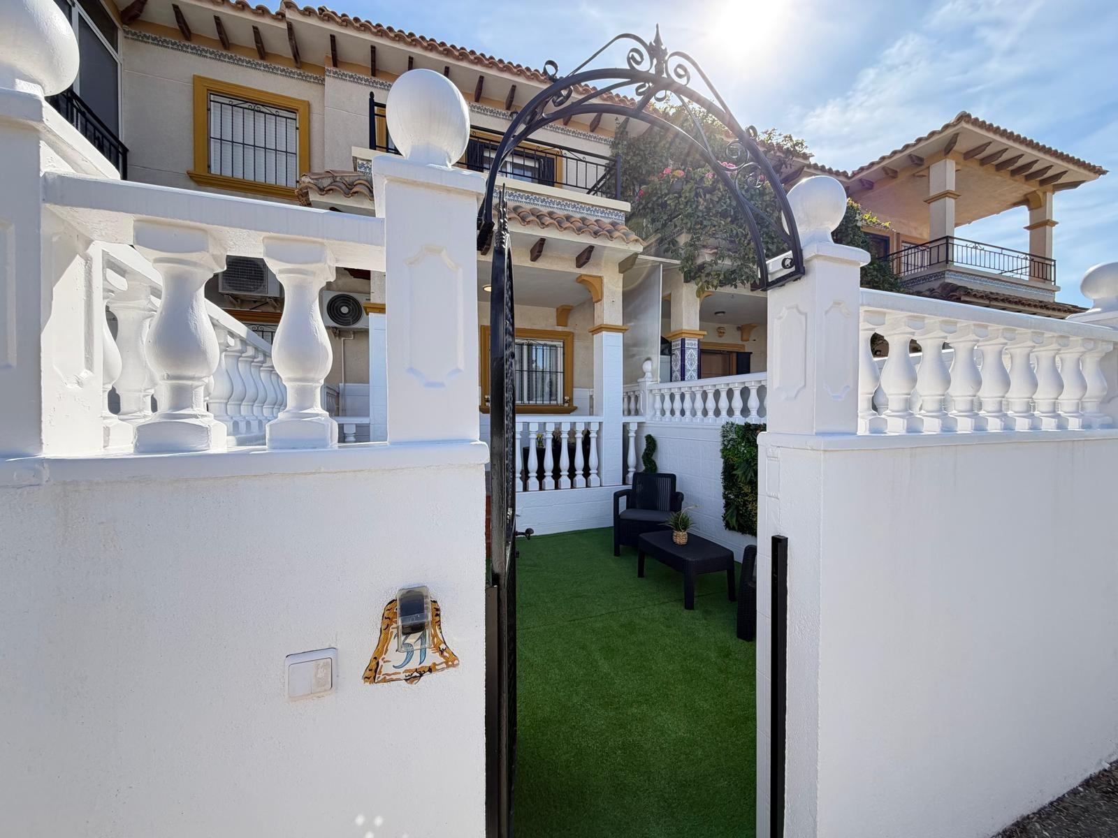 For sale - 3 Bedroom 2 Bathroom Town House in Punta Prima - Rocio Del Mar  - Alicante