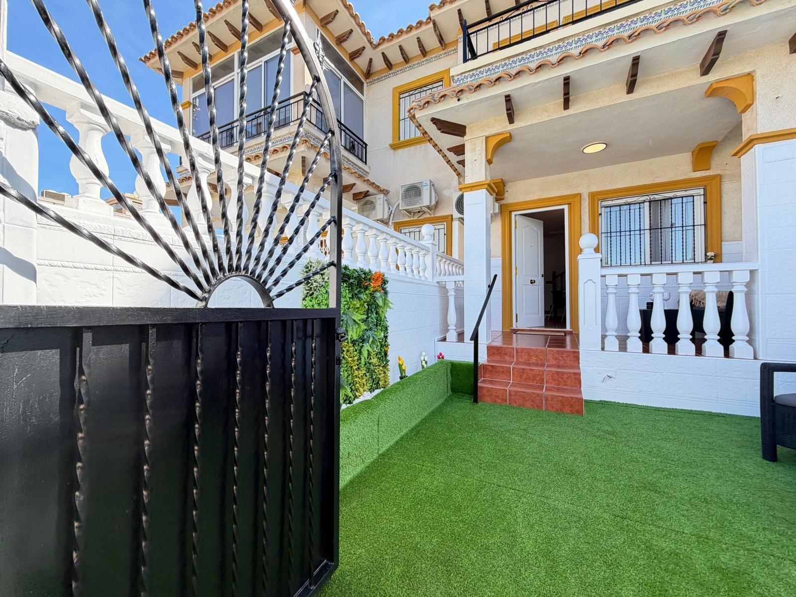 For sale - 3 Bedroom 2 Bathroom Town House in Punta Prima - Rocio Del Mar  - Alicante