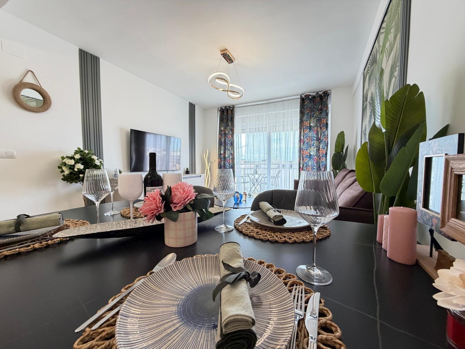 For sale - 3 Bedroom 2 Bathroom Apartment in Torrevieja - Centro  - Alicante