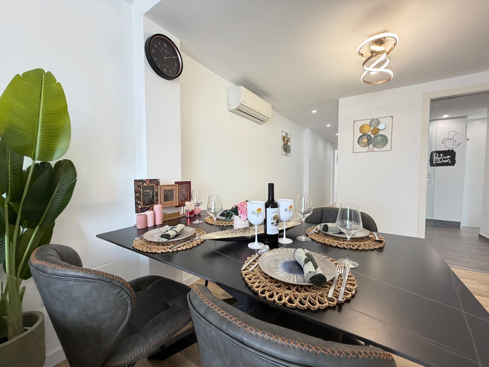 For sale - 3 Bedroom 2 Bathroom Apartment in Torrevieja - Centro  - Alicante