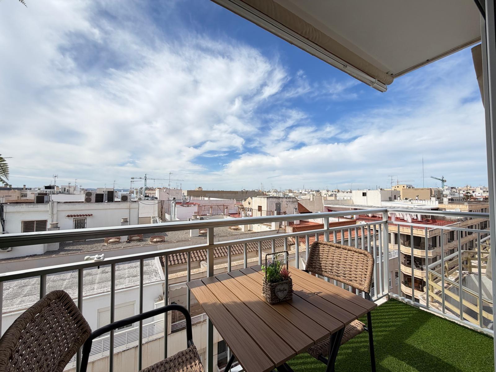 For sale - 3 Bedroom 2 Bathroom Apartment in Torrevieja - Centro  - Alicante