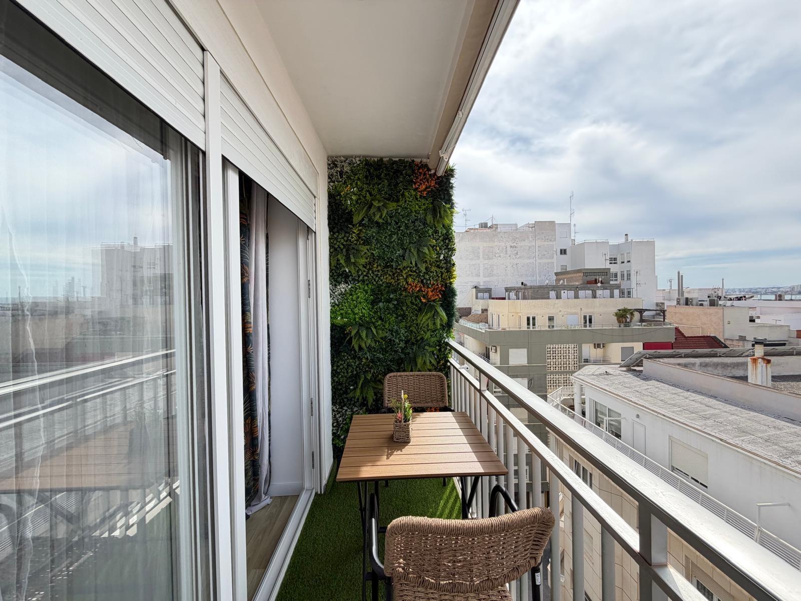 For sale - 3 Bedroom 2 Bathroom Apartment in Torrevieja - Centro  - Alicante