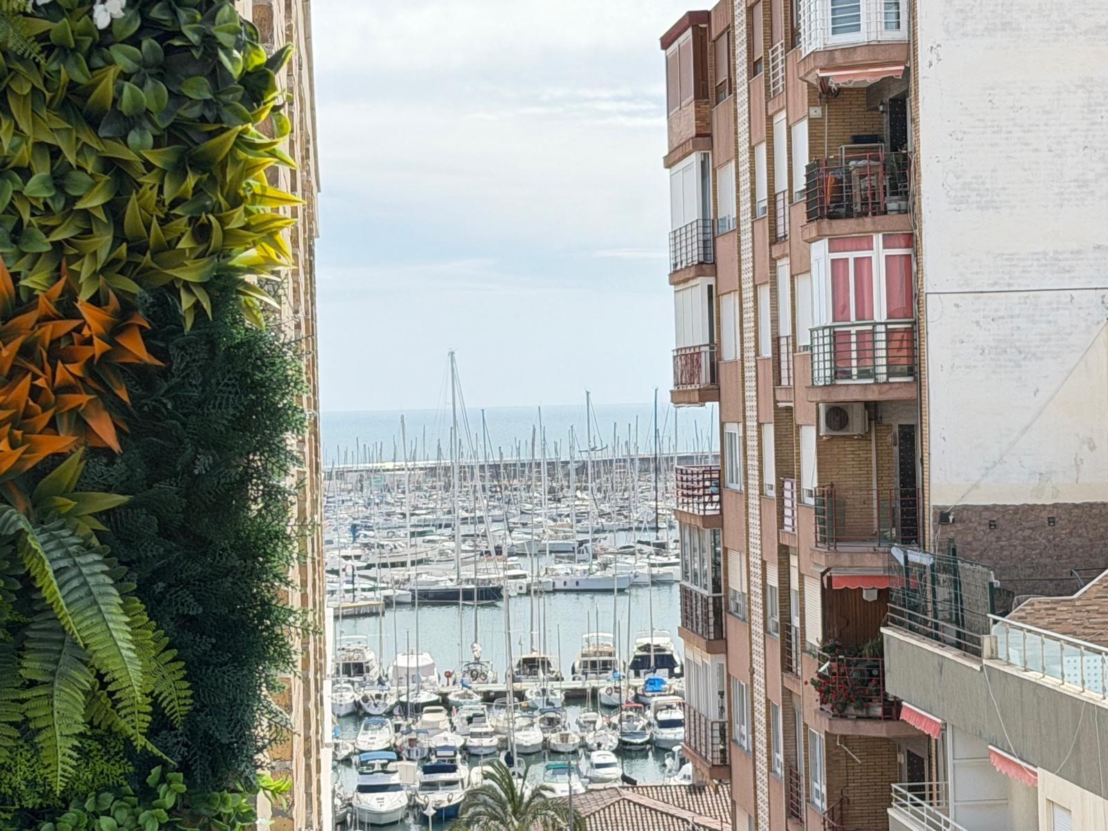 For sale - 3 Bedroom 2 Bathroom Apartment in Torrevieja - Centro  - Alicante