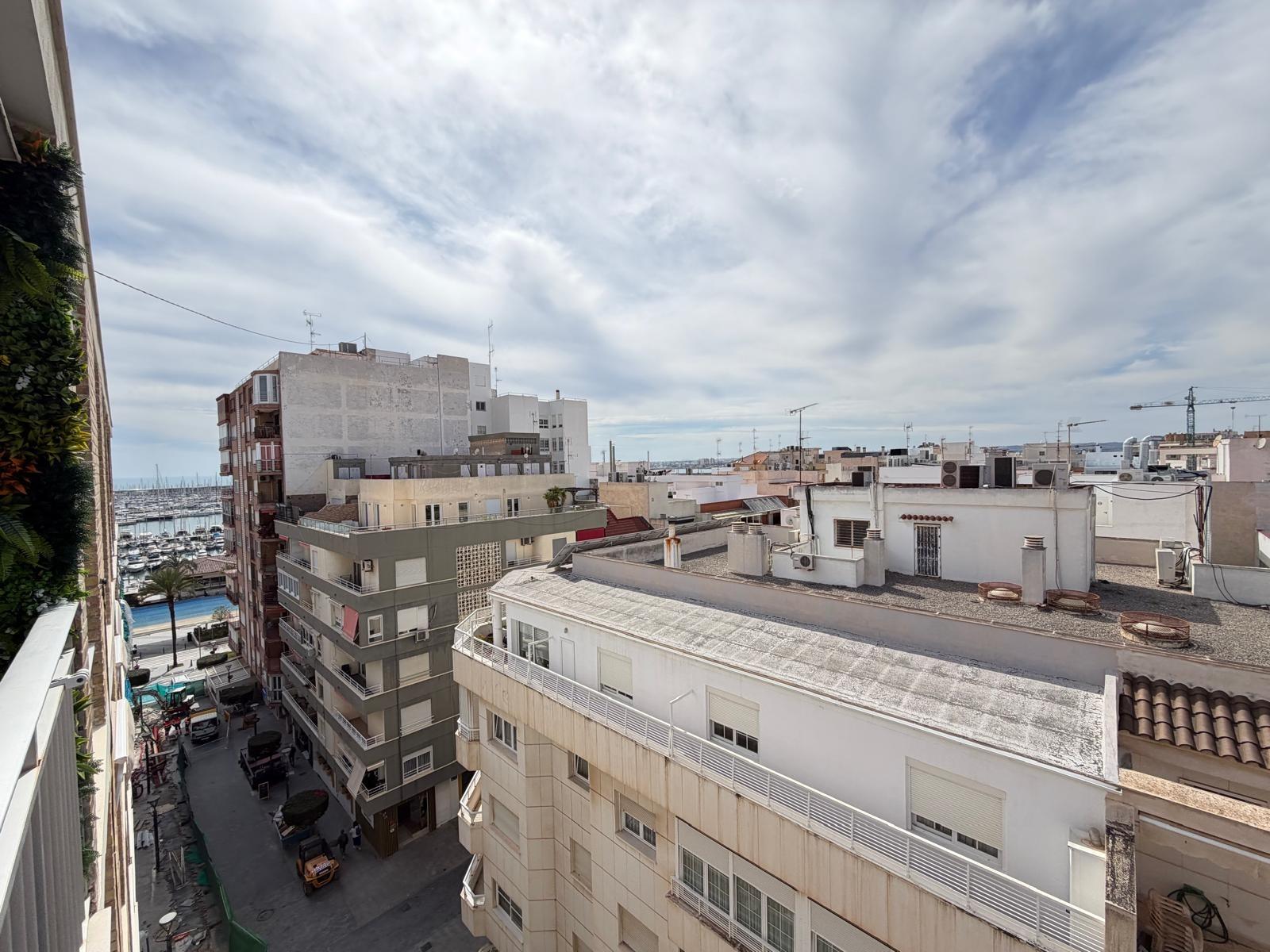 For sale - 3 Bedroom 2 Bathroom Apartment in Torrevieja - Centro  - Alicante