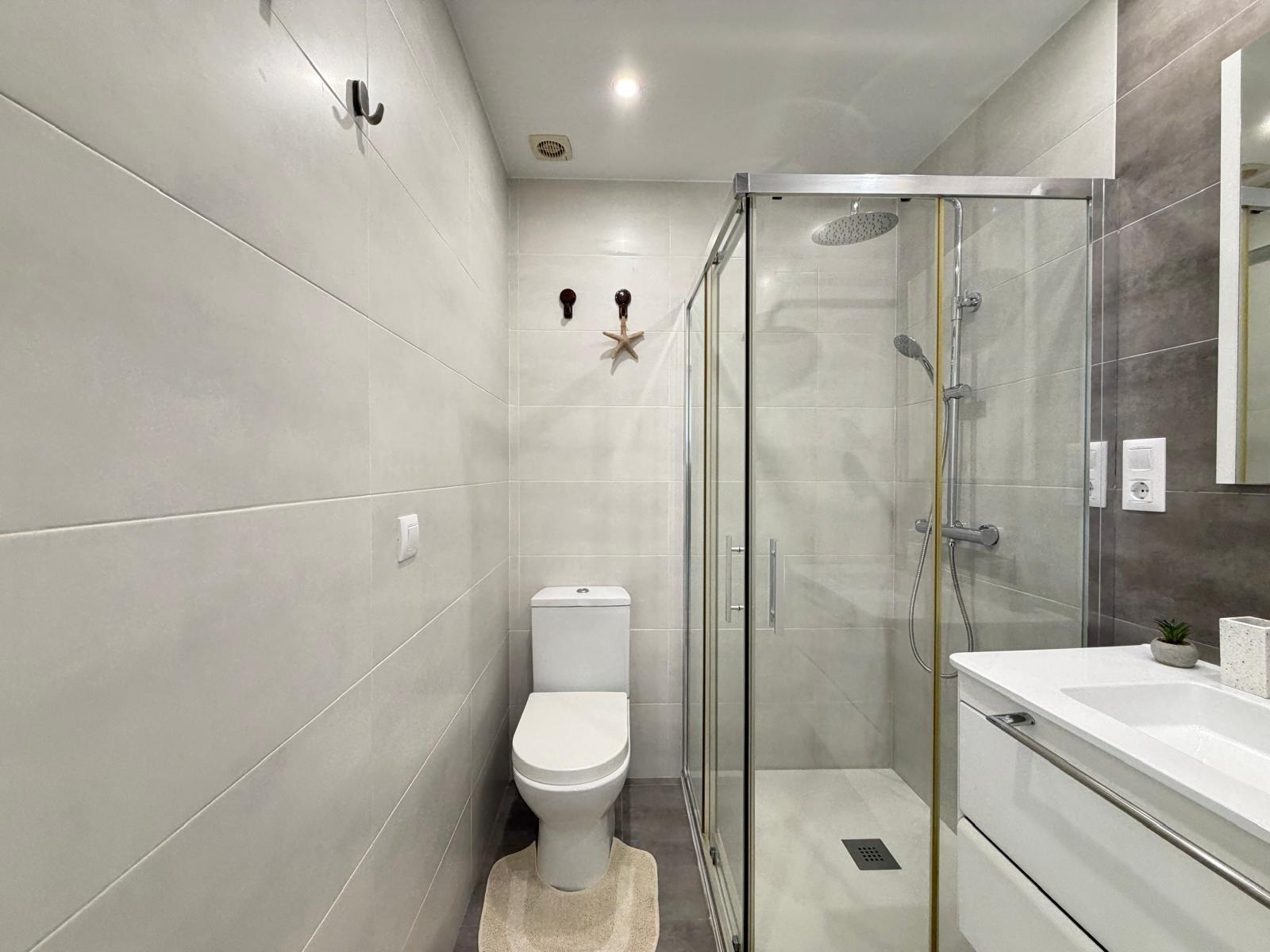 For sale - 3 Bedroom 2 Bathroom Apartment in Torrevieja - Centro  - Alicante