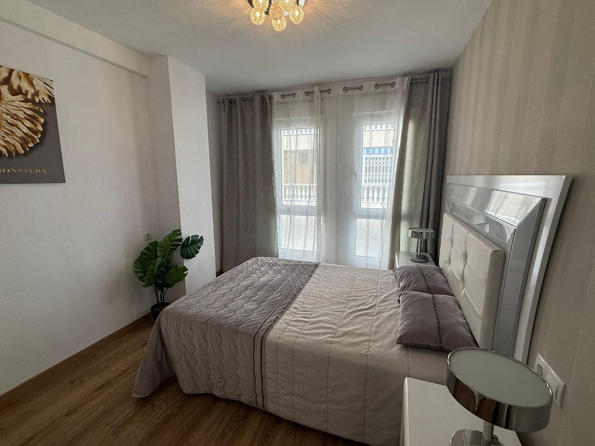 For sale - 2 Bedroom 1 Bathroom Apartment in Torrevieja - Centro  - Alicante