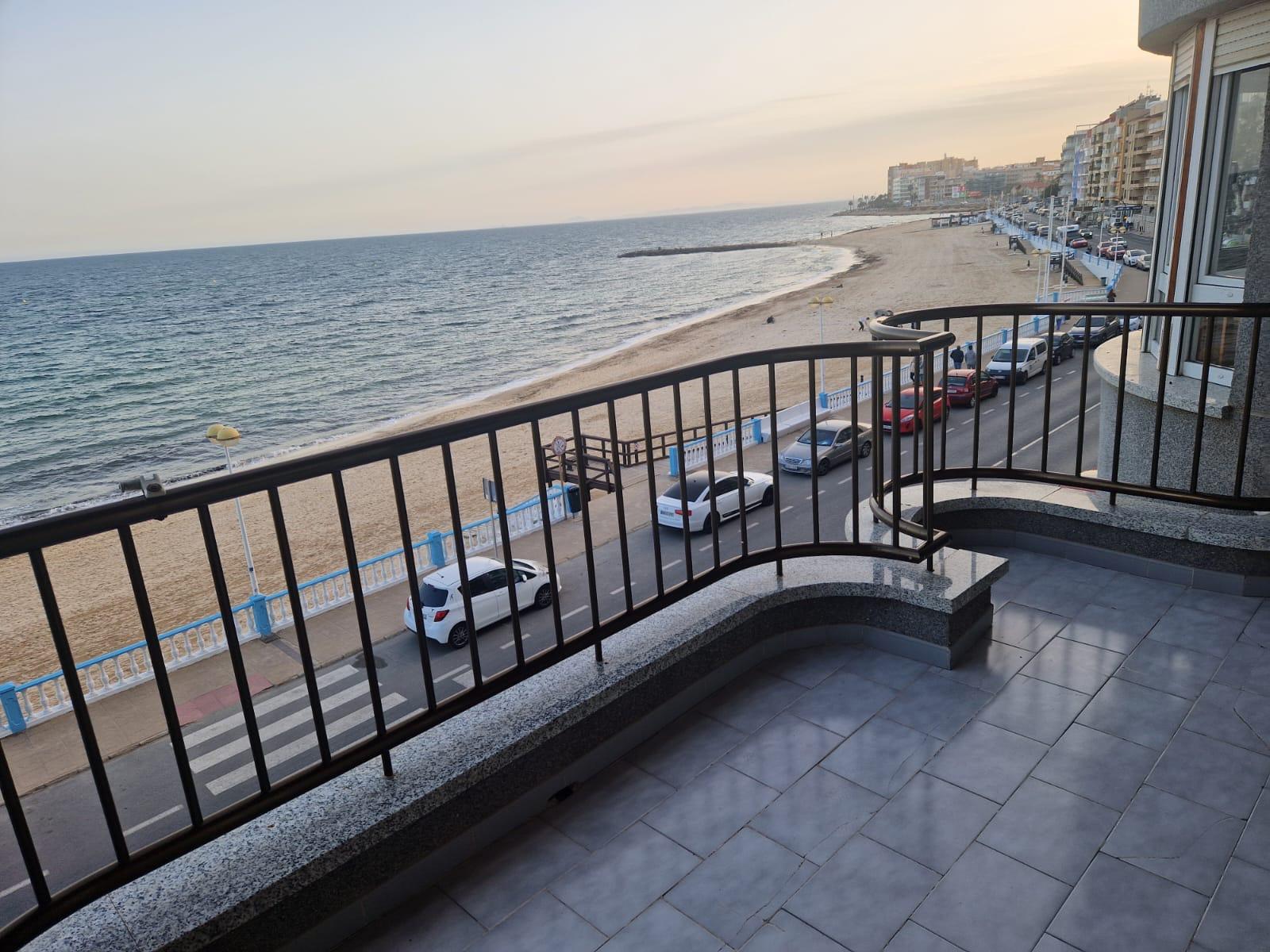 For sale - 3 Bedroom 2 Bathroom Apartment in Torrevieja - Playa De Los Locos  - Alicante