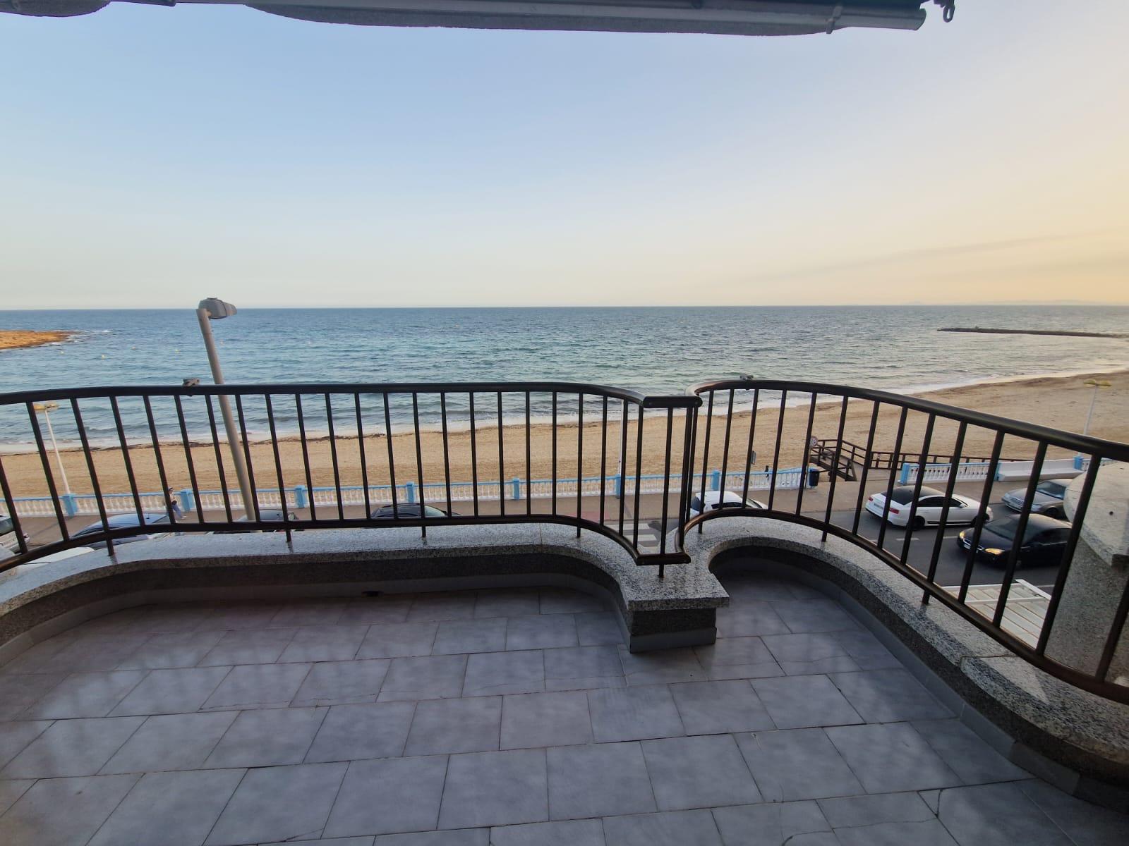 For sale - 3 Bedroom 2 Bathroom Apartment in Torrevieja - Playa De Los Locos  - Alicante