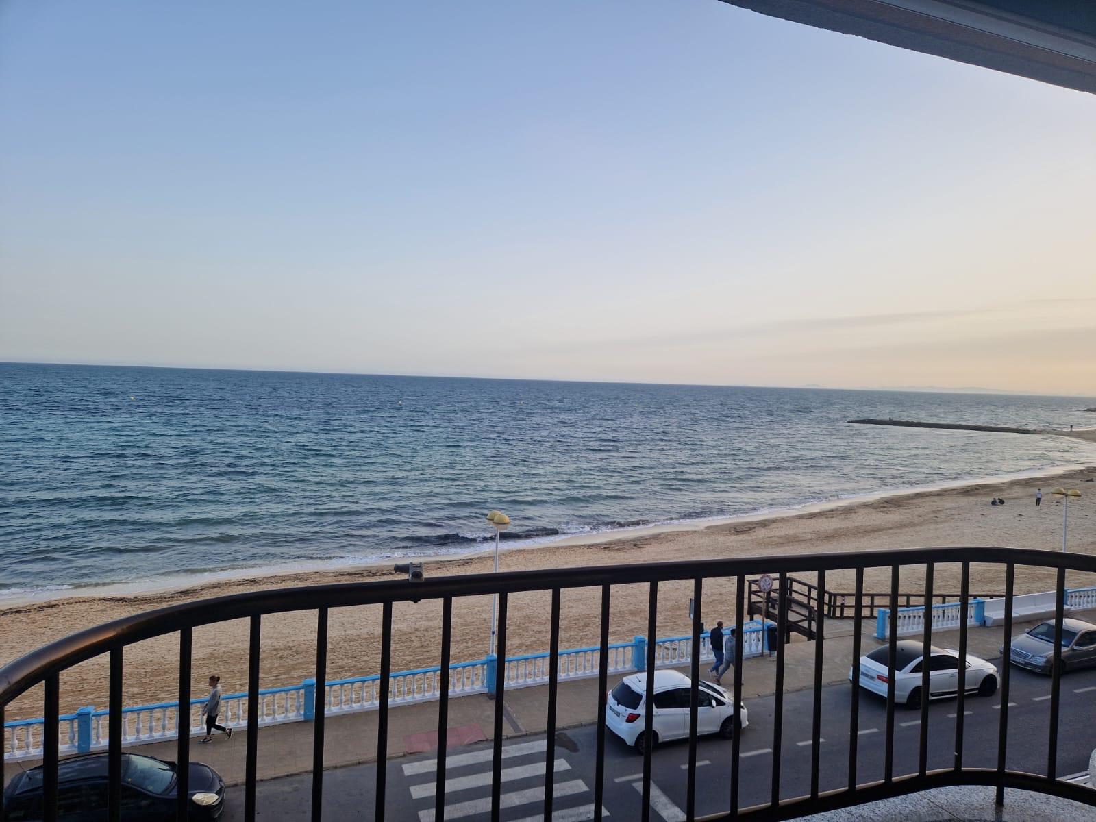 For sale - 3 Bedroom 2 Bathroom Apartment in Torrevieja - Playa De Los Locos  - Alicante