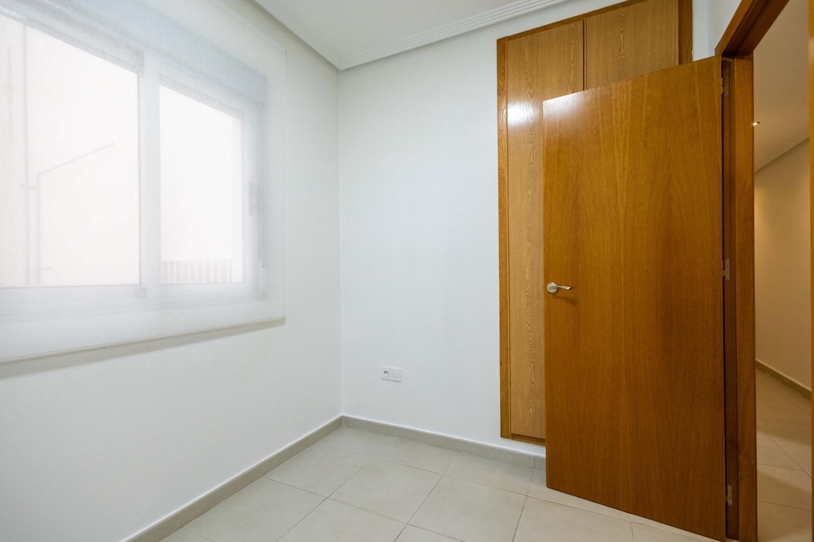 For sale - 3 Bedroom 2 Bathroom Apartment in Torrevieja - Las Calas  - Alicante
